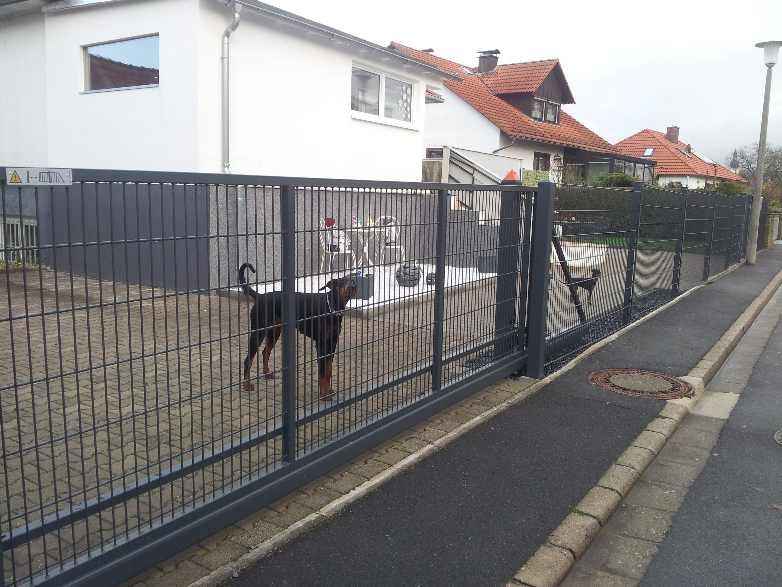 Schiebetor mit Doppelstabzaun